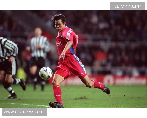 回顾足球历史较早的明星球员及其辉煌成就分析